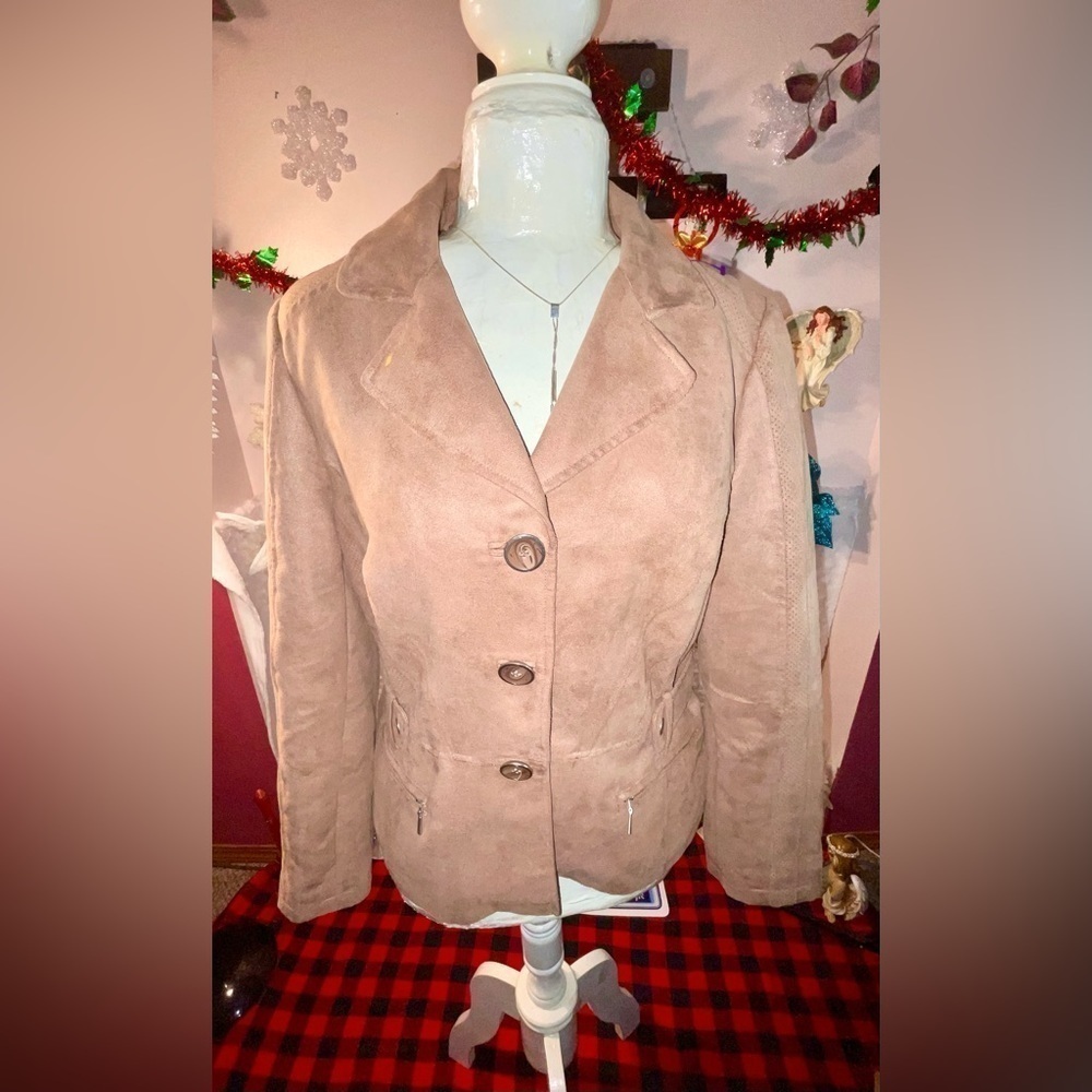 NWT Chicos S. 1 or US(8-10) Tan Suede Feel Short, Belts, Zippers Has Small Flaw